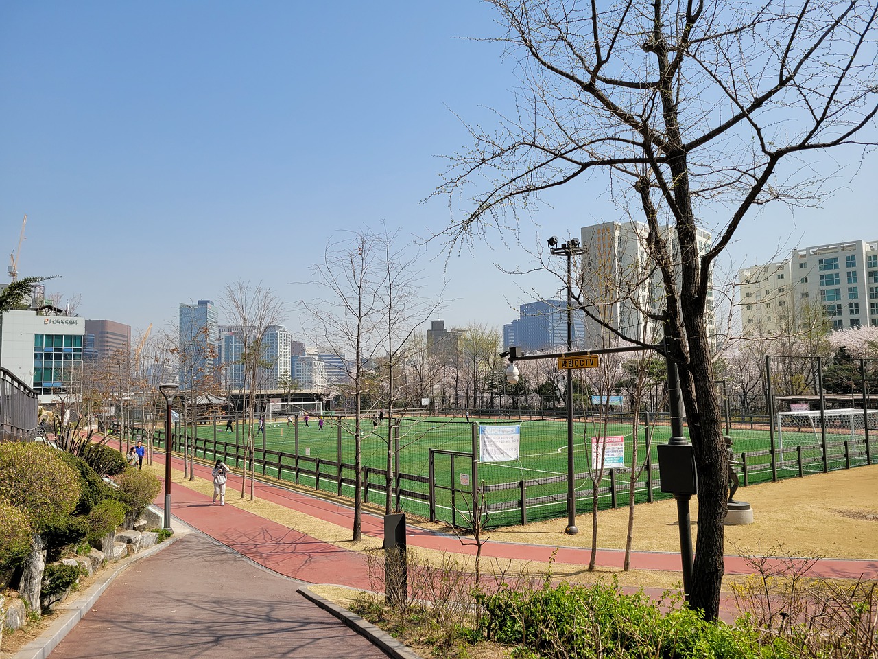 差距缩小到